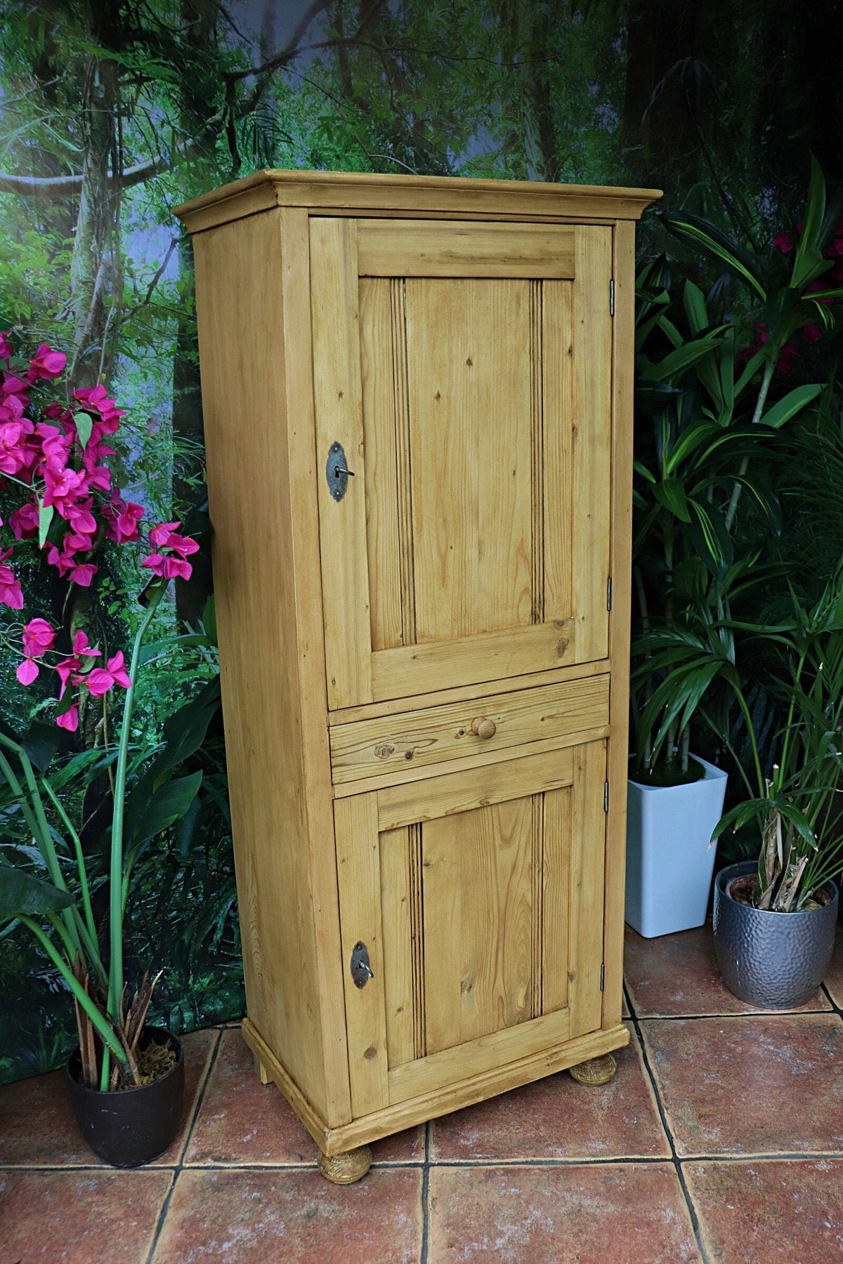 🩷 Superb! Old Pine 2 Door Cupboard-Linen/ Larder/ Home Office/ Bathroom 🩷