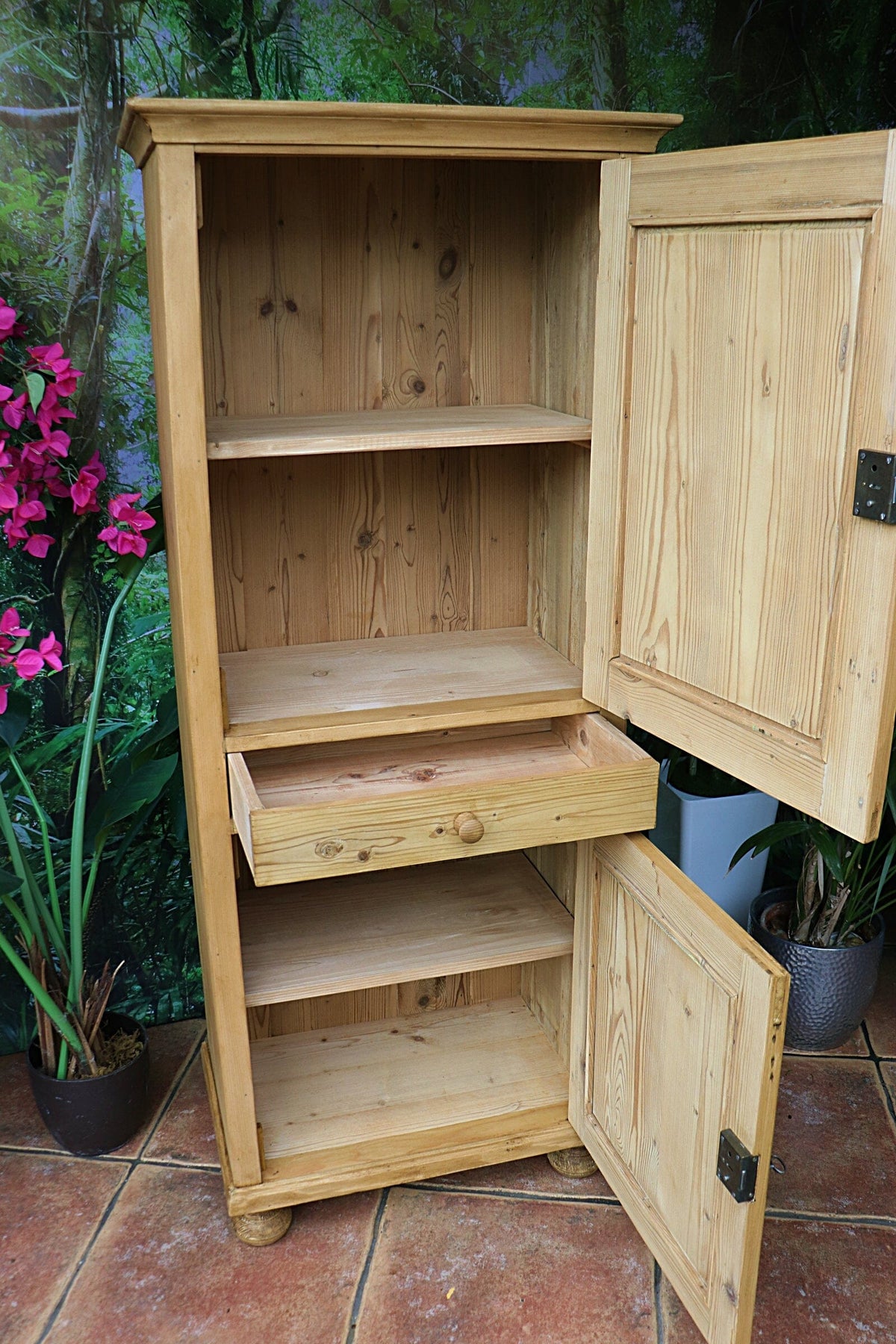 🩷 Superb! Old Pine 2 Door Cupboard-Linen/ Larder/ Home Office/ Bathroom 🩷