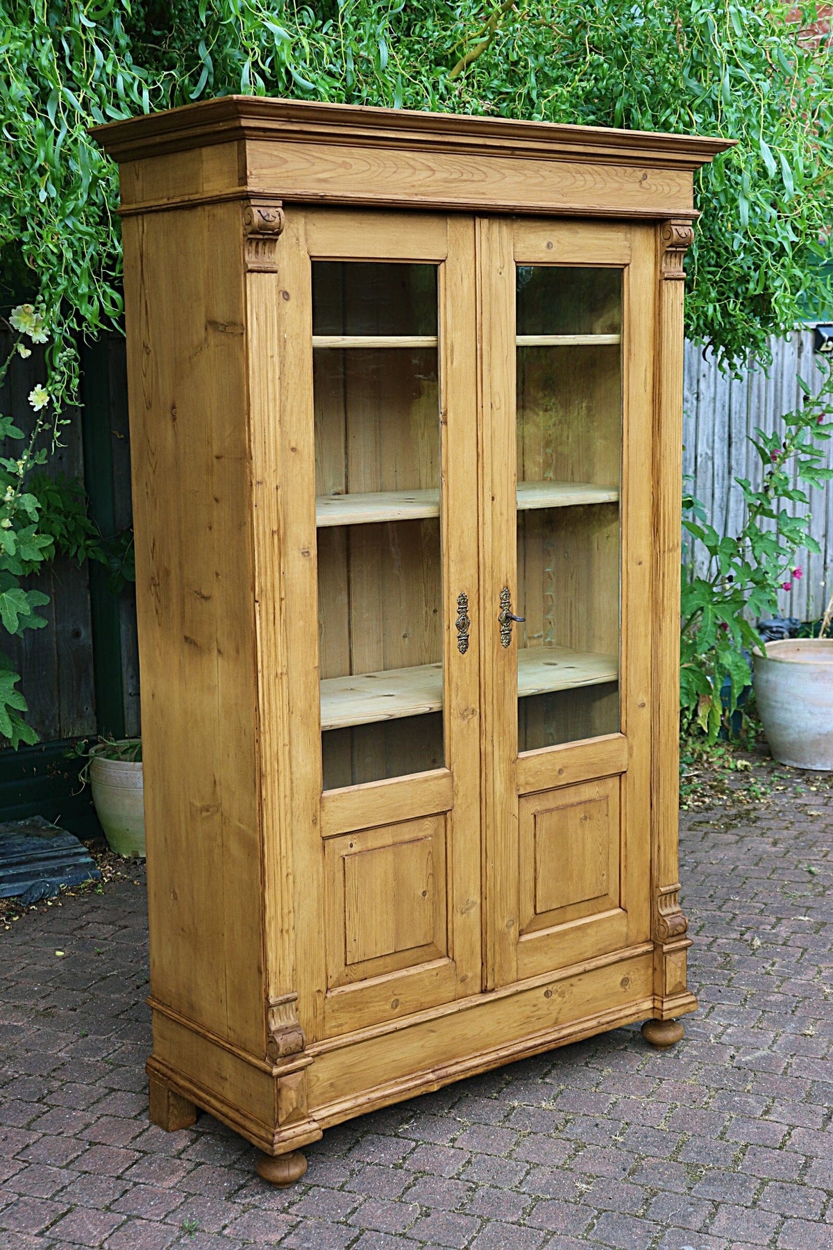 💕 Stunning! Old Antique Glazed Pine Display Cupboard/ Cabinet. Adjustable Shelves 💕
