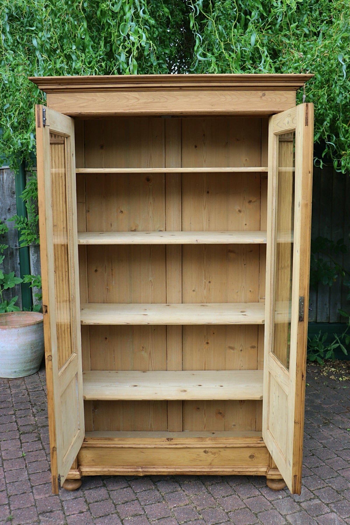 💕 Stunning! Old Antique Glazed Pine Display Cupboard/ Cabinet. Adjustable Shelves 💕