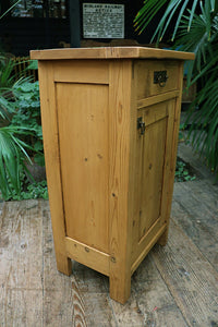 😍 Superb Quality Single Old Pine Bedside Cabinet/ Cupboard 🤩 - oldpineshop.co.uk