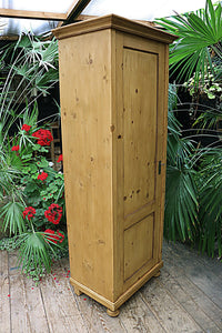 😍 Fantastic! Old Pine Tall Cupboard-Linen/ Larder/ Housekeeping/ Wardrobe 😍 - oldpineshop.co.uk