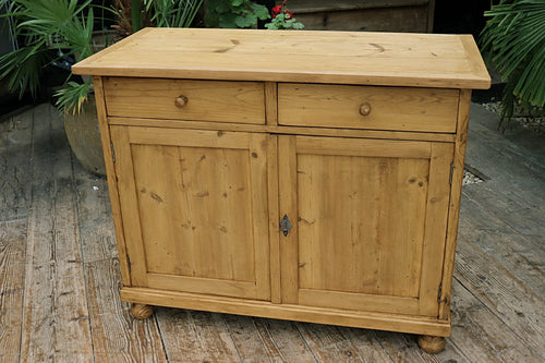 😍 Lovely 'Chunky' Old Pine Dresser Base/ Sideboard/ TV Stand/ Vanity 😍
