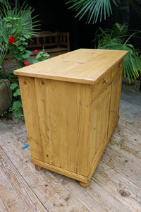 😍 Lovely 'Chunky' Old Pine Dresser Base/ Sideboard/ TV Stand/ Vanity 😍