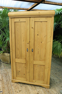 💕Cottage Size! Old Pine Knock Down Shelved Linen Press/ Wardrobe/ Cupboard 💕