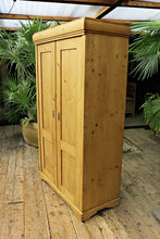 💕Cottage Size! Old Pine Knock Down Shelved Linen Press/ Wardrobe/ Cupboard 💕