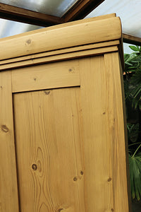 💕Cottage Size! Old Pine Knock Down Shelved Linen Press/ Wardrobe/ Cupboard 💕