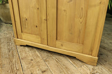 💕Cottage Size! Old Pine Knock Down Shelved Linen Press/ Wardrobe/ Cupboard 💕