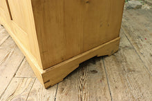💕Cottage Size! Old Pine Knock Down Shelved Linen Press/ Wardrobe/ Cupboard 💕