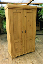 💕Cottage Size! Old Pine Knock Down Shelved Linen Press/ Wardrobe/ Cupboard 💕