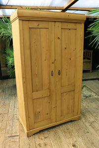 💕Cottage Size! Old Pine Knock Down Shelved Linen Press/ Wardrobe/ Cupboard 💕