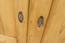 💕Cottage Size! Old Pine Knock Down Shelved Linen Press/ Wardrobe/ Cupboard 💕
