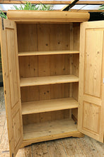 💕Cottage Size! Old Pine Knock Down Shelved Linen Press/ Wardrobe/ Cupboard 💕