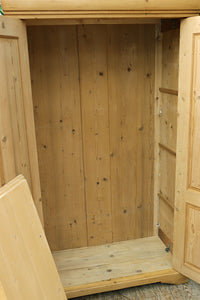 💕Cottage Size! Old Pine Knock Down Shelved Linen Press/ Wardrobe/ Cupboard 💕