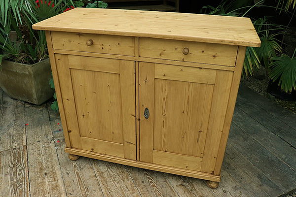 💕 Lovely & Large Old Pine Dresser Base/ Sideboard/ TV Stand/ Vanity 💕
