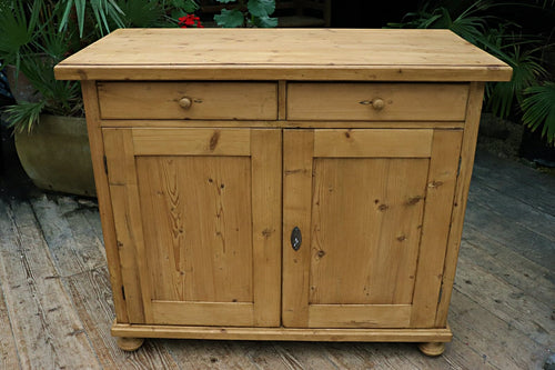 💕 Fab & Chunky Old Pine Dresser Base/ Sideboard/ TV Stand 💕