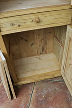 🩷 Superb! Old Pine 2 Door Cupboard-Linen/ Larder/ Home Office/ Bathroom 🩷