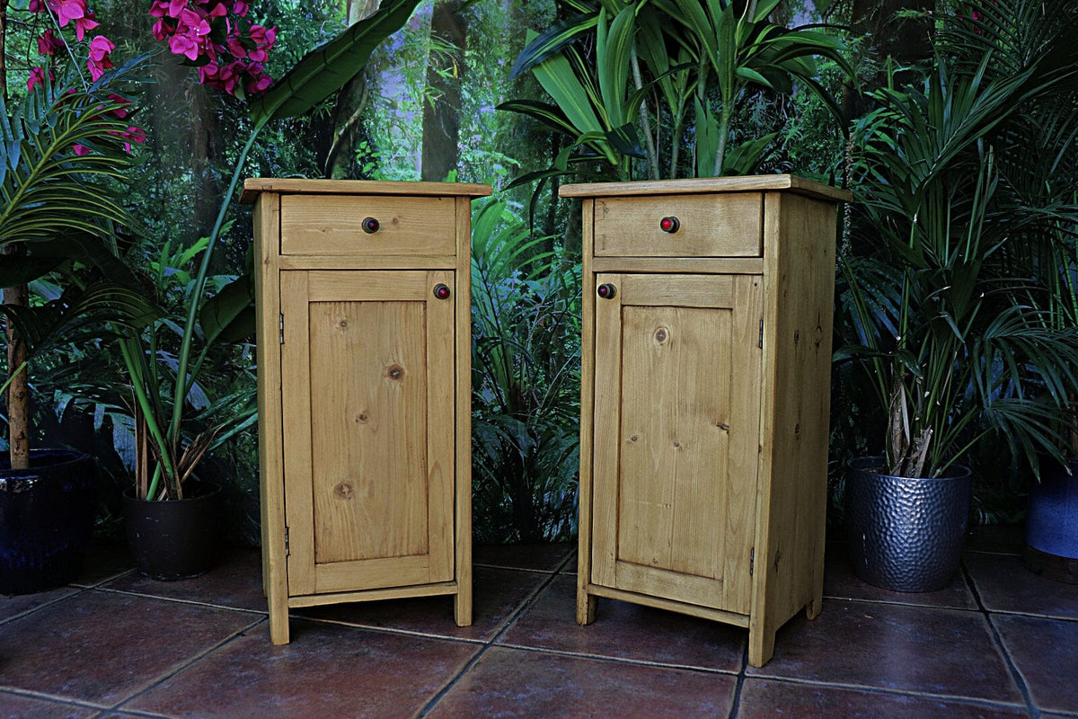 🤩 Lovely Slim Pair Old Pine Bedside Cabinets/Cupboards/Lamp Tables 🤩