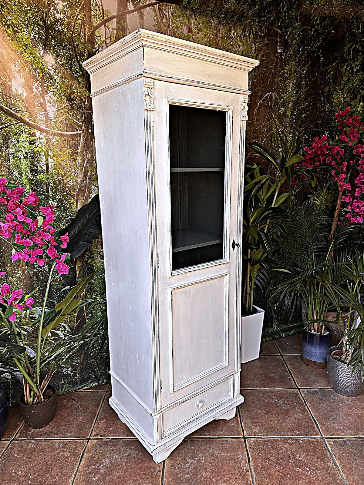 ❤️ Superb! Old Pine/ White Painted Glazed Tall & Slim Display Cupboard/ Cabinet ❤️