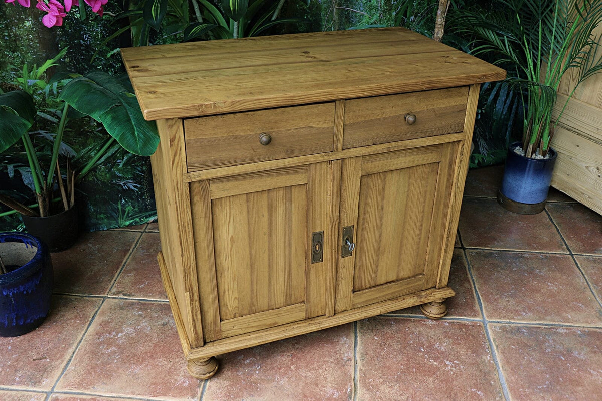 🤩 Fantastic Quality Old Pine Sideboard/ Base/ TV Stand/ Vanity 🤩