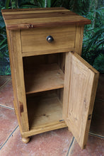 😍 Fabulous! Quality Old Antique Pine Single Bedside Cabinet/ Lamp Table 😍
