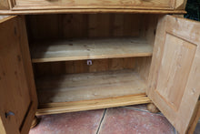 💕 Lovely Quality Old Antique Victorian Gallery Top Sideboard/ Cupboard/ TV Stand 💕